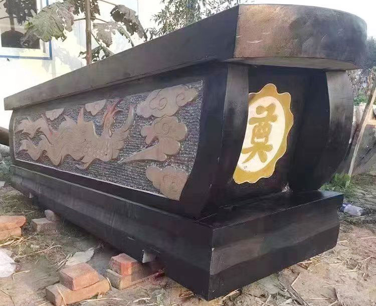 農村墓地整體石棺